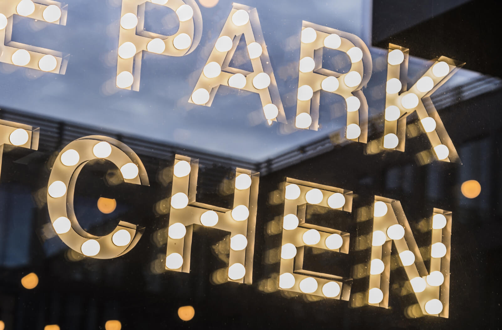 The Park Kitchen - kleine letters met bollen achter het glas